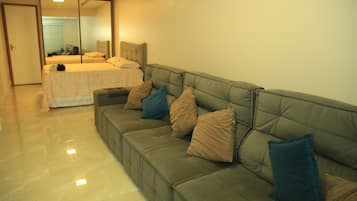 1 habitación, muebles diferentes y escritorio