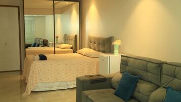 Muebles diferentes, escritorio y espacio para trabajar con laptop