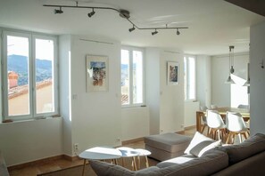TV, fireplace, books - Stunning Sea View (Banyuls-Sur-Mer)