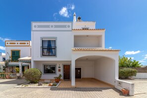 Exterior - Sunny family villa with pool, 10 mins from the beach and centre! (Ferragudo)