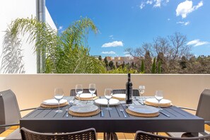 Outdoor dining - Sunny family villa with pool, 10 mins from the beach and centre! (Ferragudo)