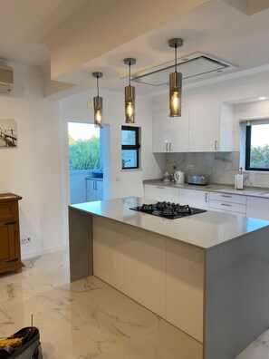 Fridge, microwave, oven, stovetop - Sunny family villa with pool, 10 mins from the beach and centre! (Ferragudo)