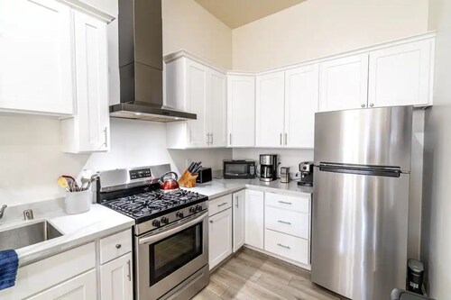 Large Apartment Overlooking Historic Downtown HMB