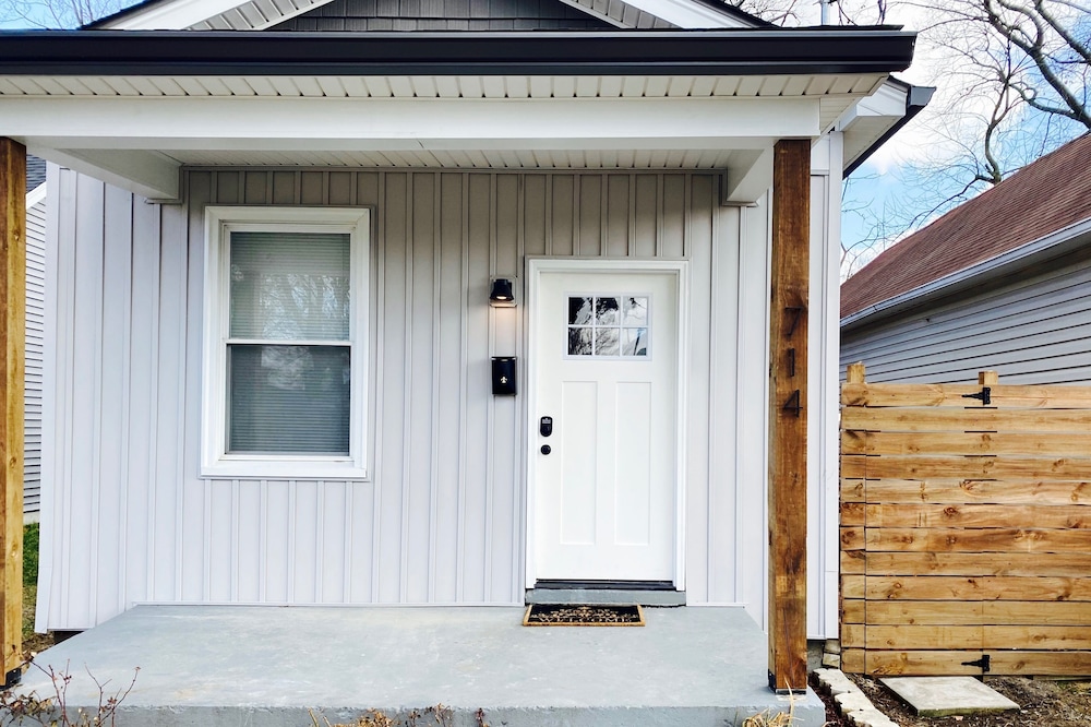 Cheerful two bedroom home, close to downtown!