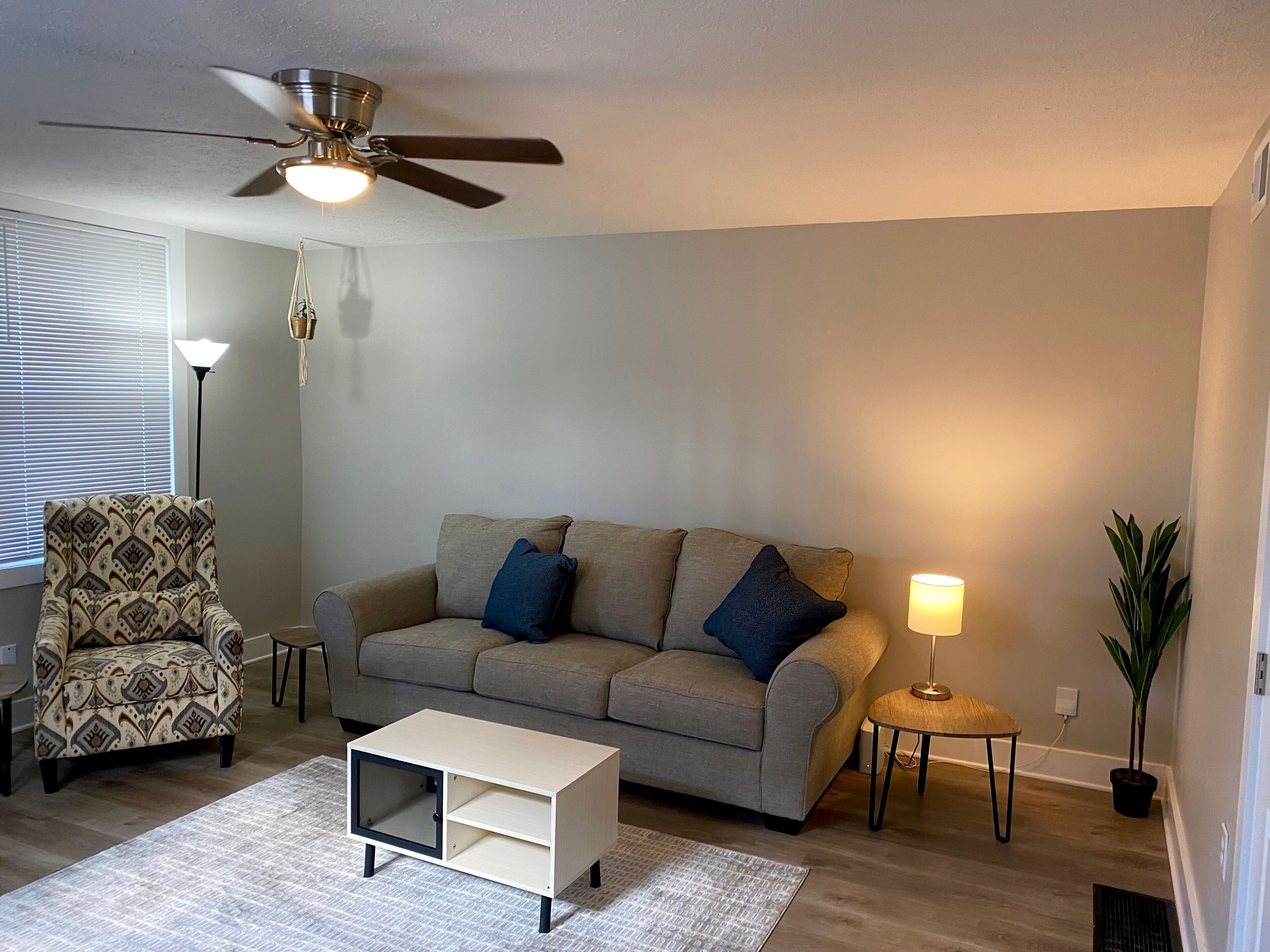 Cheerful two bedroom home, close to downtown!