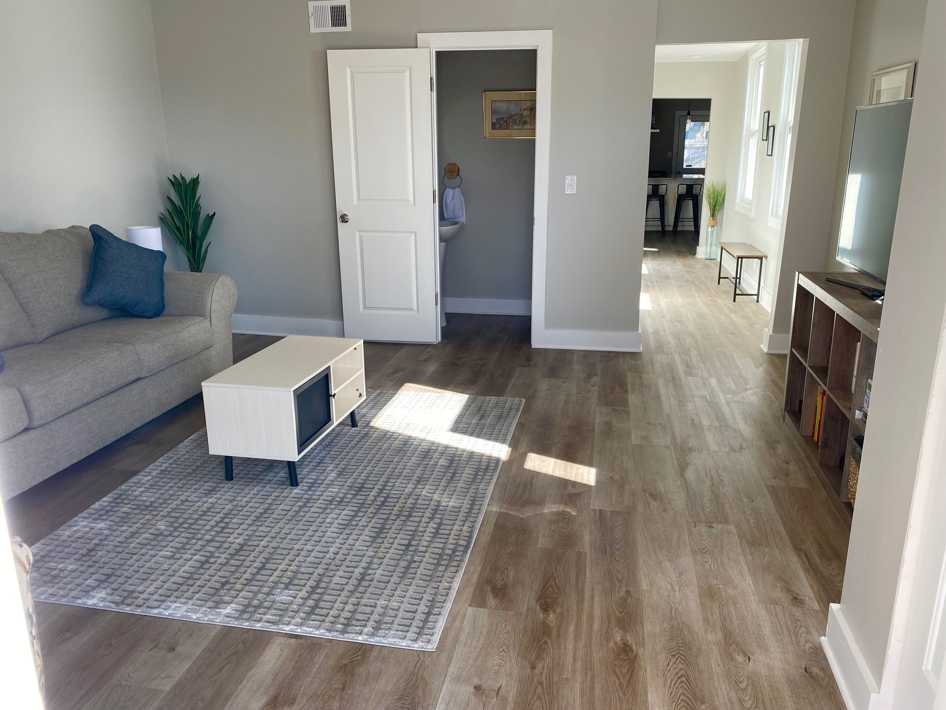 Cheerful two bedroom home, close to downtown!