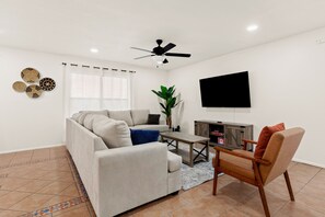 Smart-TV, Kamin, Tischfußball