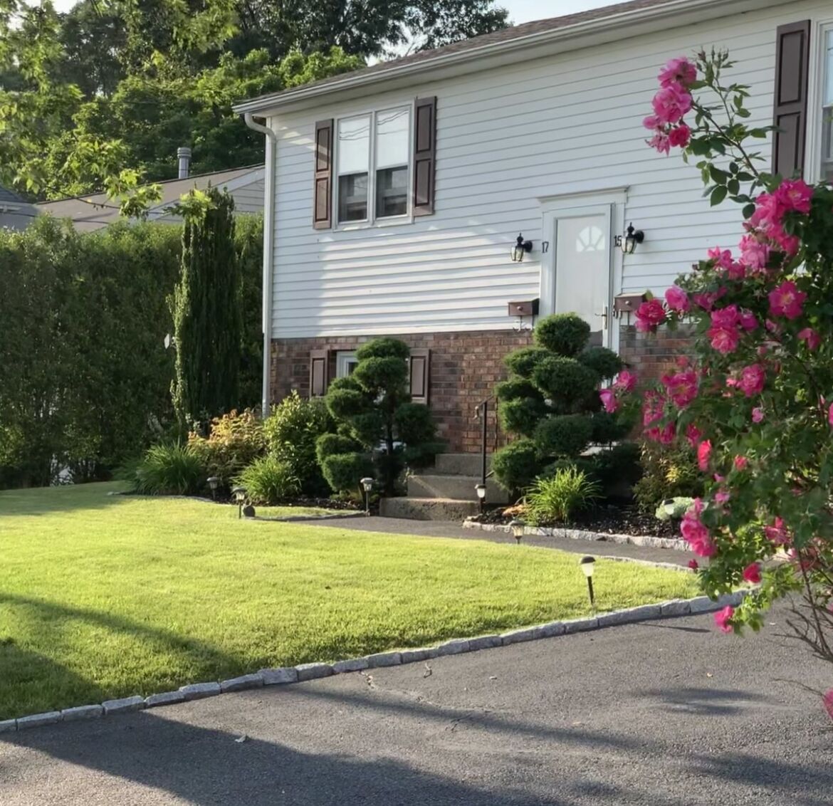 Lovely 2-bedroom rental unit w/ free parking