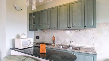 Réfrigérateur, four, plaque de cuisson, cafetiÚre/bouilloire