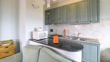 Kühlschrank, Ofen, Herdplatte, Wasserkocher mit Kaffee-/Teezubehör