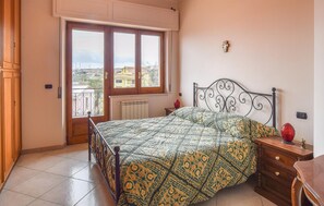 2 bedrooms, travel crib, free WiFi, bed sheets