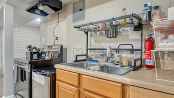 Microondas, horno, parrilla de estufa y cafetera y tetera