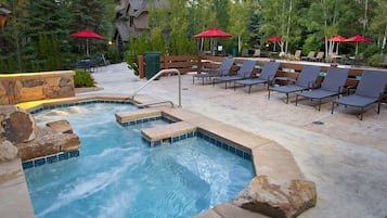 Una piscina al aire libre, una piscina climatizada