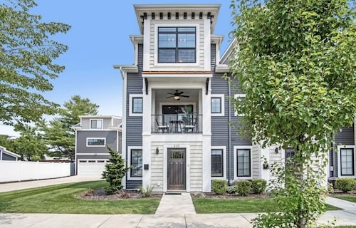 DOWNTOWN Modern Condo w/Garage, 3 Bedrooms, 3.5 Bath near water!