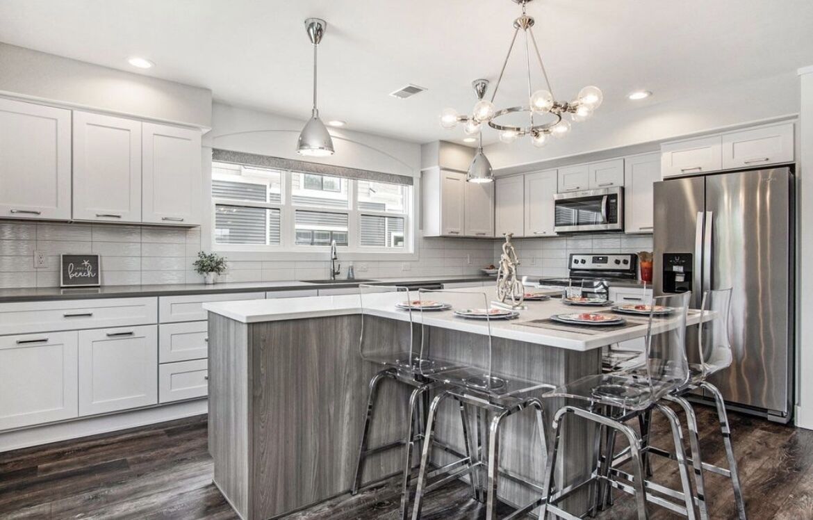 DOWNTOWN Modern Condo w/Garage, 3 Bedrooms, 3.5 Bath near water!