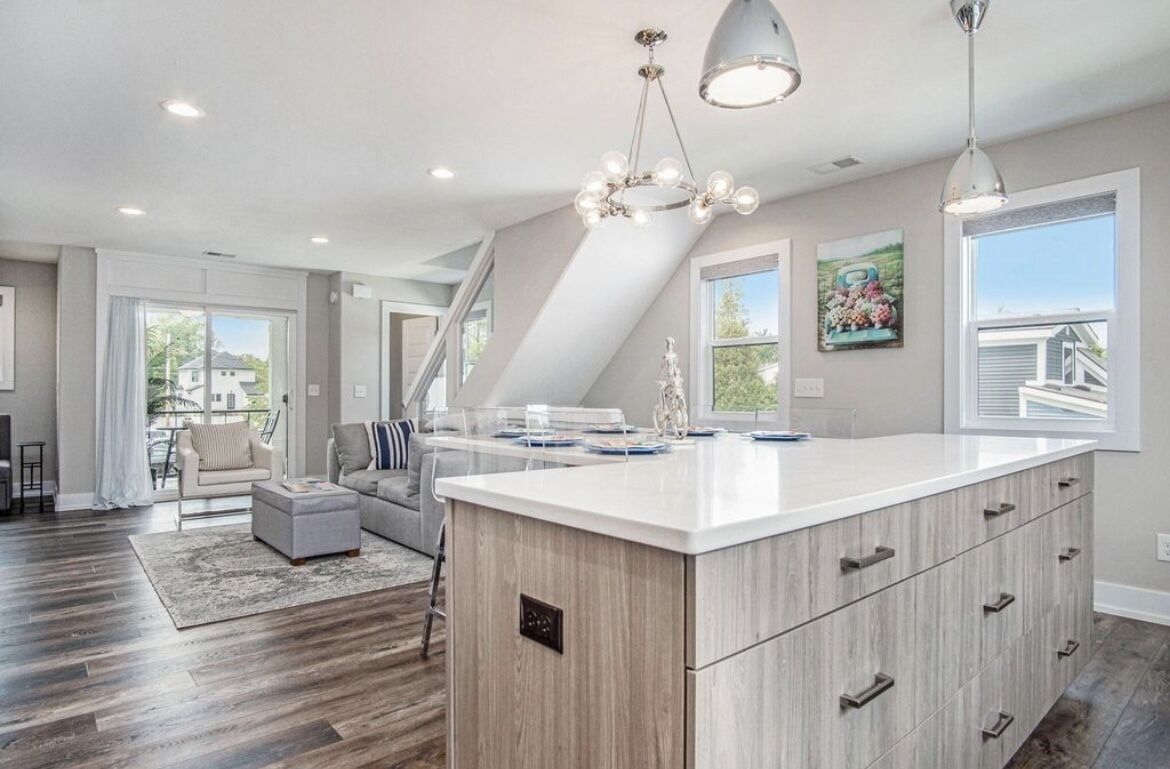 DOWNTOWN Modern Condo w/Garage, 3 Bedrooms, 3.5 Bath near water!