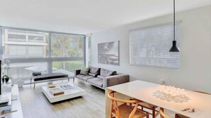 Un salon moderne avec un canapé, une table basse et une table à manger.