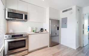 Fridge, microwave, oven, coffee/tea maker - ONE BEDROOM KING-STEPS AWAY FROM THE BEACH (Key Biscayne)