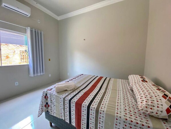 3 chambres, bureau, Wi-Fi gratuit, draps fournis