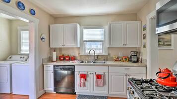 Cookware/dishes/utensils