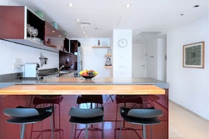 Kühlschrank, Mikrowelle, Ofen, Geschirrspüler