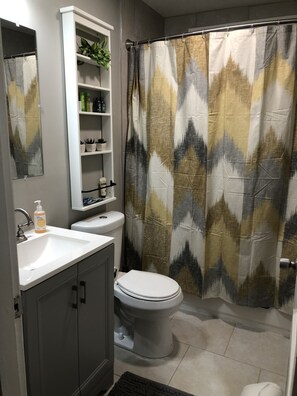 Kombination af bruser/badekar, hårtørrer, håndklæder, Sæbe