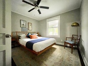 3 habitaciones, escritorio y tabla de planchar con plancha 