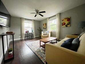 Smart TV - Newly renovated Duplex in a quiet neighborhood. Close to the heart of Nashville! (Nashville)