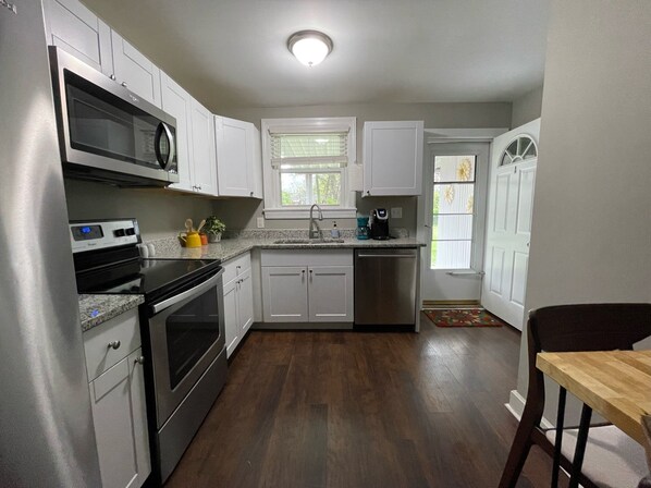 Fridge, microwave, oven, stovetop - Newly renovated Duplex in a quiet neighborhood. Close to the heart of Nashville! (Nashville)