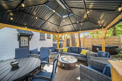Hot Tub | Game Room | Sauna | Deck | Fire Pit | Walk to Stadium/Downtown/Park