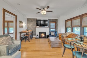 TV connectée, cheminée, baby-foot, livres