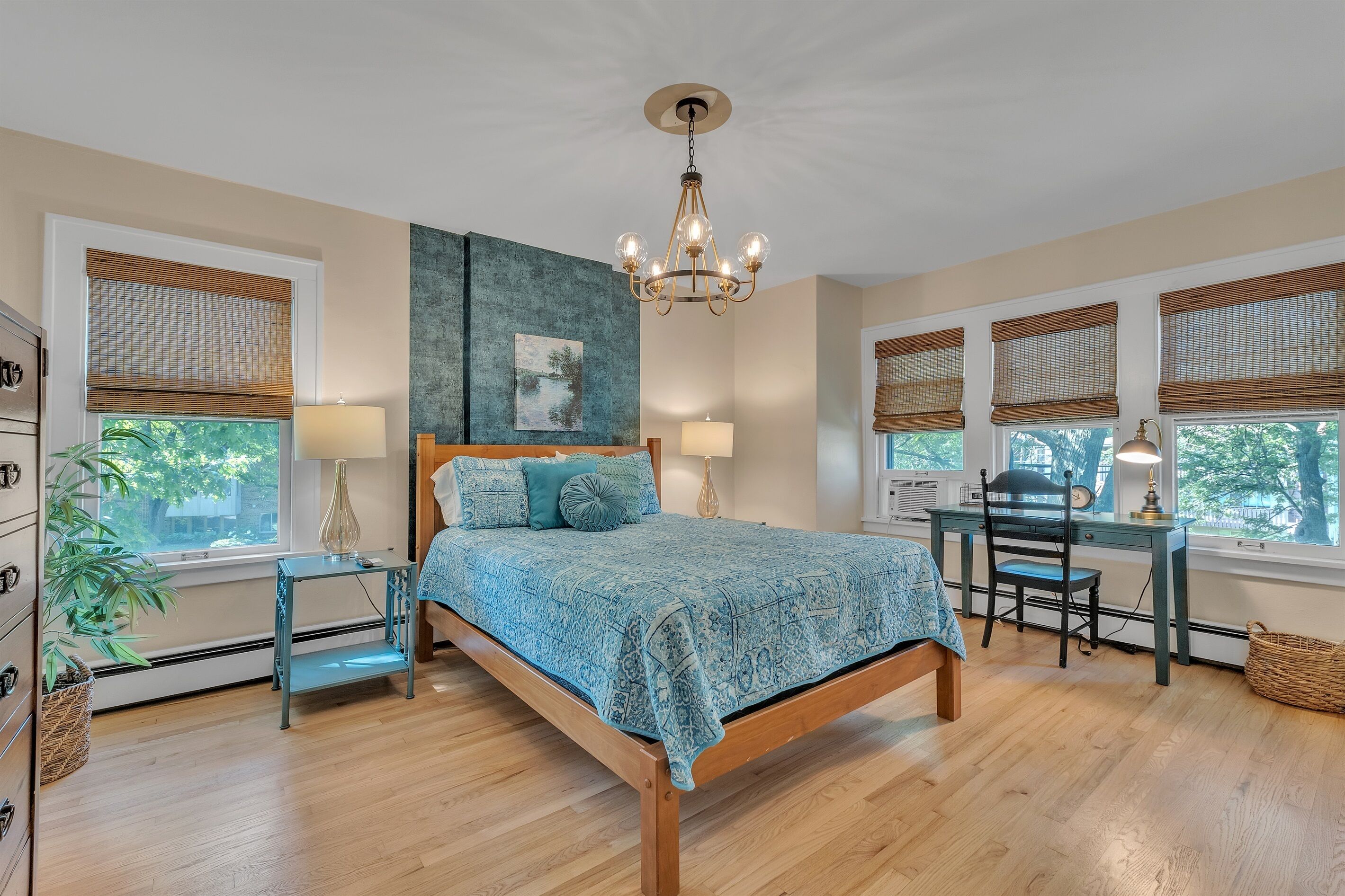 6 bedrooms, desk, iron/ironing board, travel cot