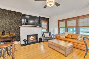 Smart-TV, Kamin, Tischfußball, Bücher