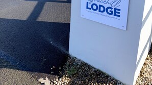 Un panneau indiquant l’emplacement de Gracethill Lodge et signalant la présence de logements pour les clients.