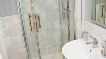 淋浴设施、吹风机、毛巾、肥皂