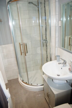 Dusche, Haartrockner, Handtücher, Seife