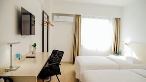 A hotel room with a desk, two beds, a TV, and a window with curtains. - Longemont Yashi Business Hotel (Zhongjie Street，Shenyang) (Shenyang)