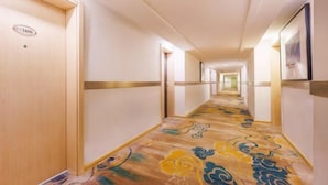 A hotel corridor with a carpeted floor, wooden doors, and a sign indicating room number 1606. - Longemont Yashi Business Hotel (Zhongjie Street，Shenyang) (Shenyang)