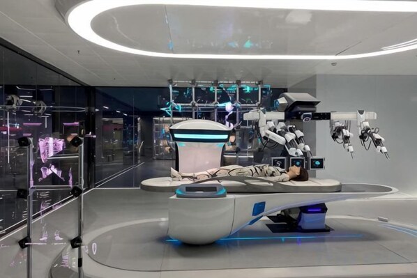 Un interior futurista con elementos robóticos y una plataforma circular central.