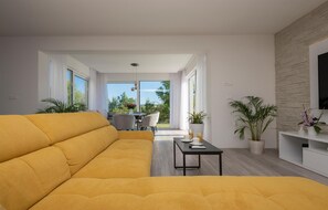 Smart TV, fireplace, table tennis