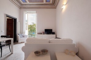 TV - Magnolia Apart: Historic Elegant, Seaview, 2 AC BDR 2 BTH, Free Garage at 200 mt (Lerici)