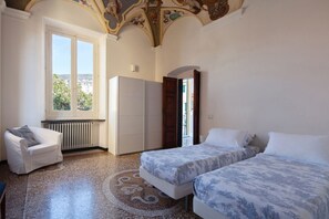 2 bedrooms, desk, iron/ironing board, travel crib - Magnolia Apart: Historic Elegant, Seaview, 2 AC BDR 2 BTH, Free Garage at 200 mt (Lerici)