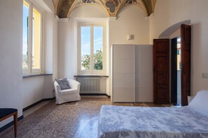 2 Schlafzimmer, Schreibtisch, Bügeleisen/Bügelbrett, Reisekinderbett