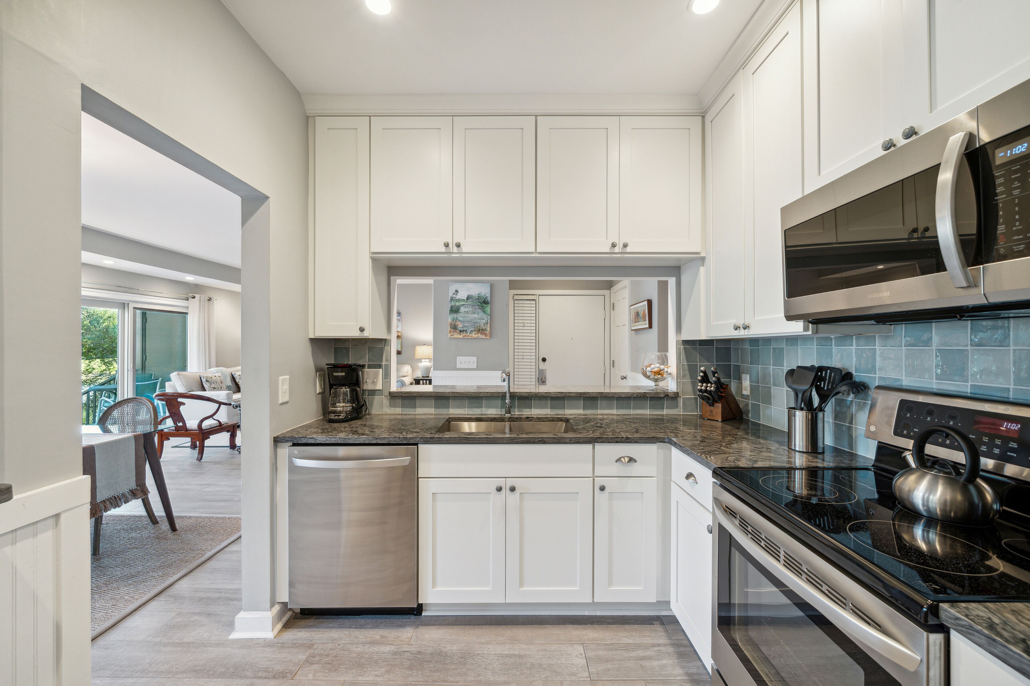 Réfrigérateur, four à micro-ondes, un four, surface de cuisson