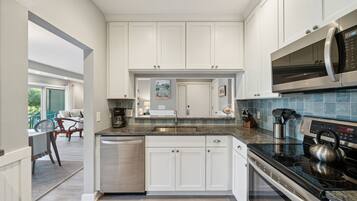 Réfrigérateur, four à micro-ondes, un four, surface de cuisson