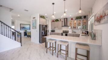 Køleskab, mikrobølgeovn, ovn, kogeplade