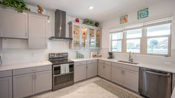 Køleskab, mikrobølgeovn, ovn, kogeplade