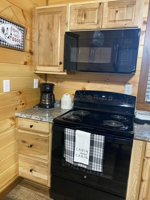 Fridge, microwave, oven, stovetop - Bearadise in the Red, Wifi, Hot Tub, great proximity to Red River Gorge (Campton)