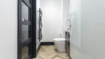 Combined shower/bathtub, towels
