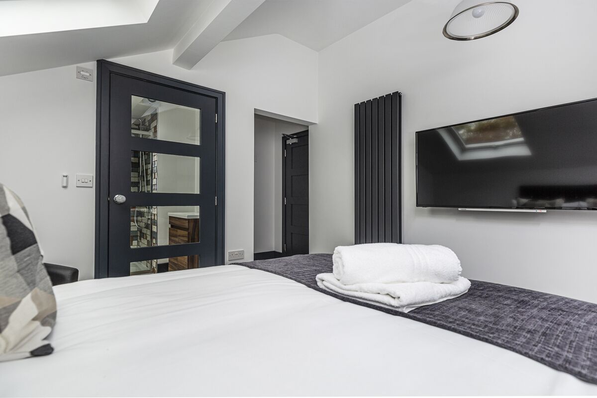 6 bedrooms, desk, iron/ironing board, free WiFi